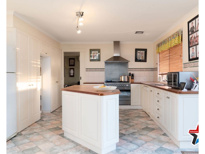 12 Chinook Crescent, Mooroolbark VIC 3138