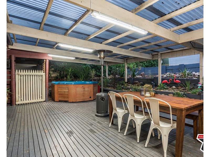 6 Farrar Way, Wandin North VIC 3139