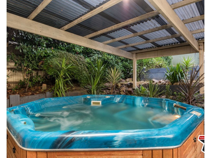 6 Farrar Way, Wandin North VIC 3139