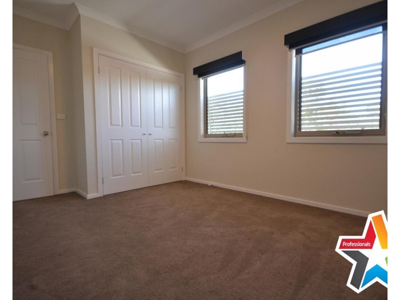 2/4 Carole Avenue, Chirnside Park VIC 3116