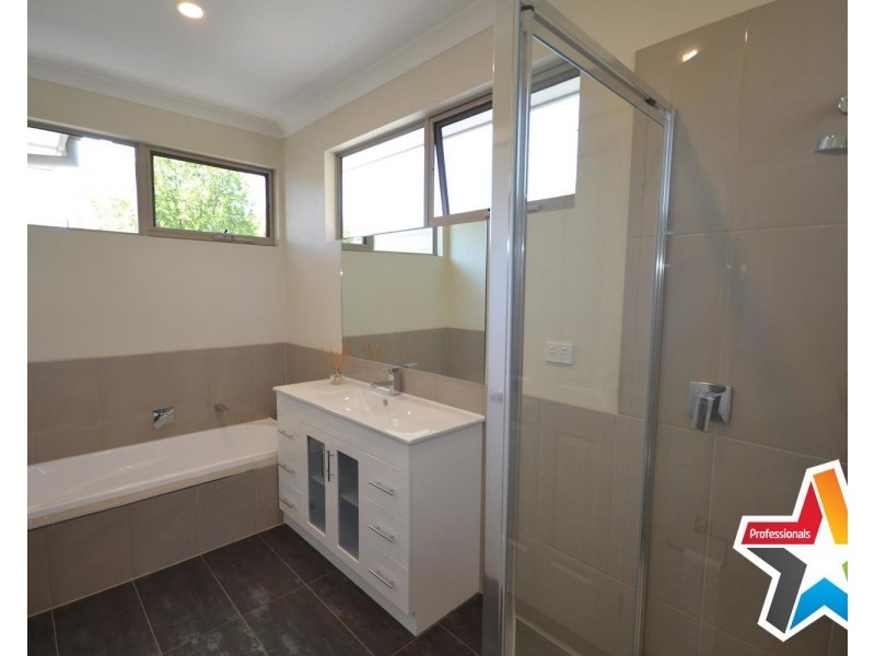 2/4 Carole Avenue, Chirnside Park VIC 3116