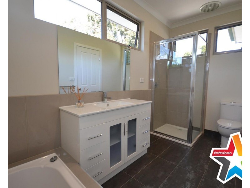 2/4 Carole Avenue, Chirnside Park VIC 3116