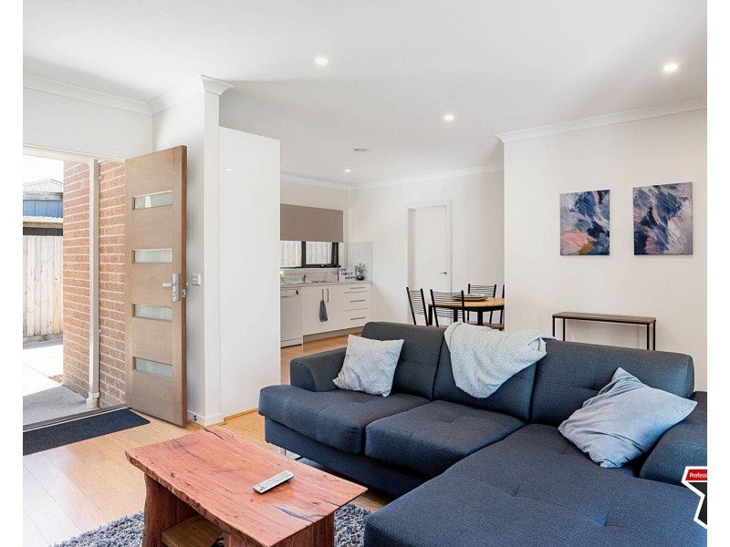 2/9 Blackburn Road, Mooroolbark VIC 3138