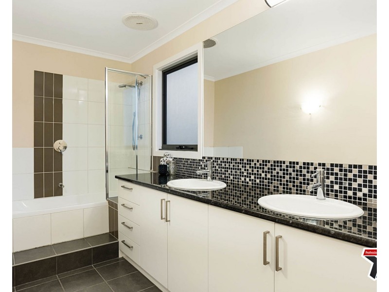 2/15 Ross Road, Croydon VIC 3136