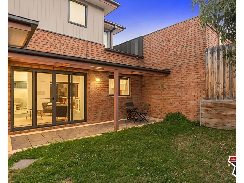 2/15 Ross Road, Croydon VIC 3136