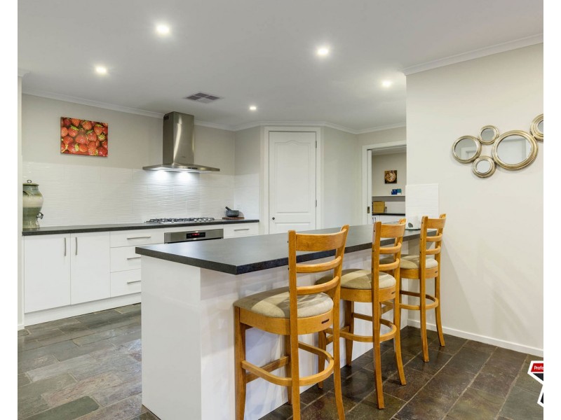 2 Drysdale Place, Mooroolbark VIC 3138