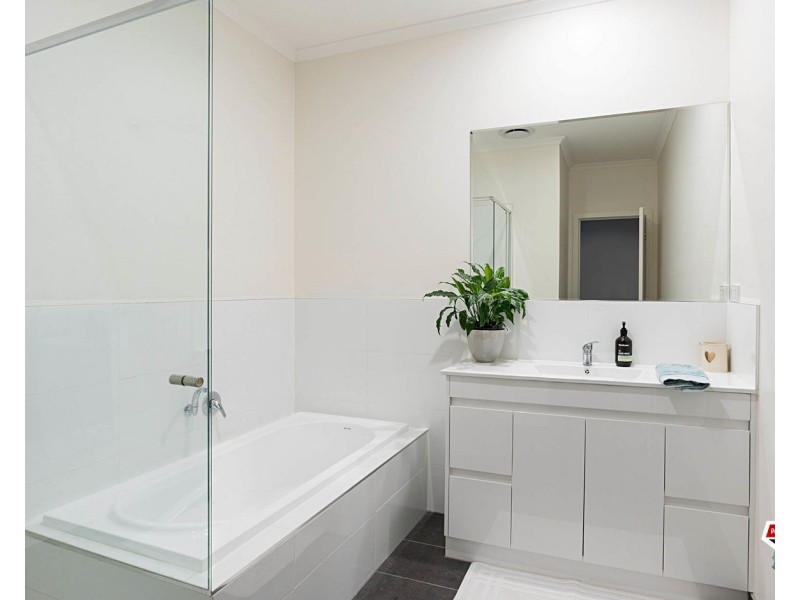 5 Holmes Road, Mooroolbark VIC 3138