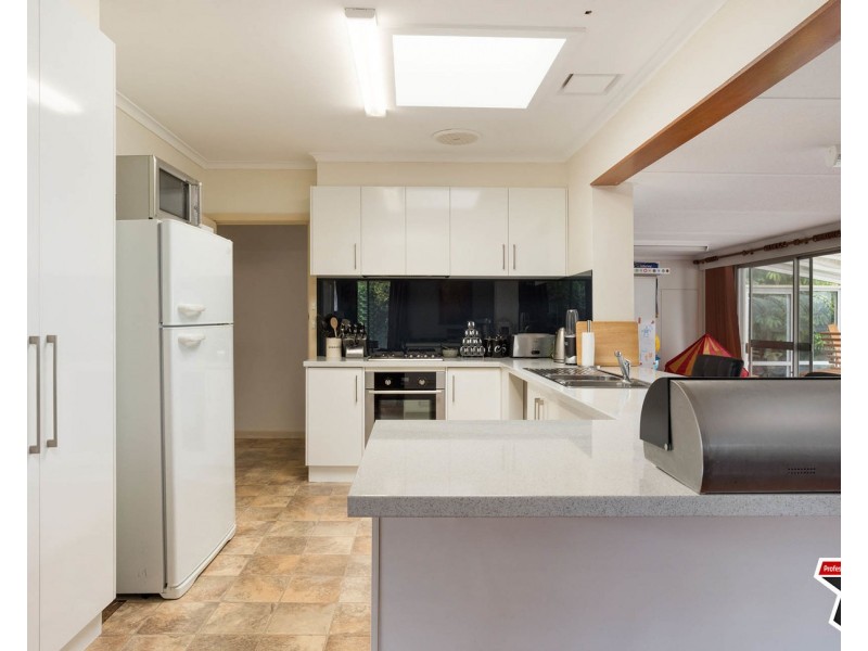 24 Sweetland Road, Mooroolbark VIC 3138