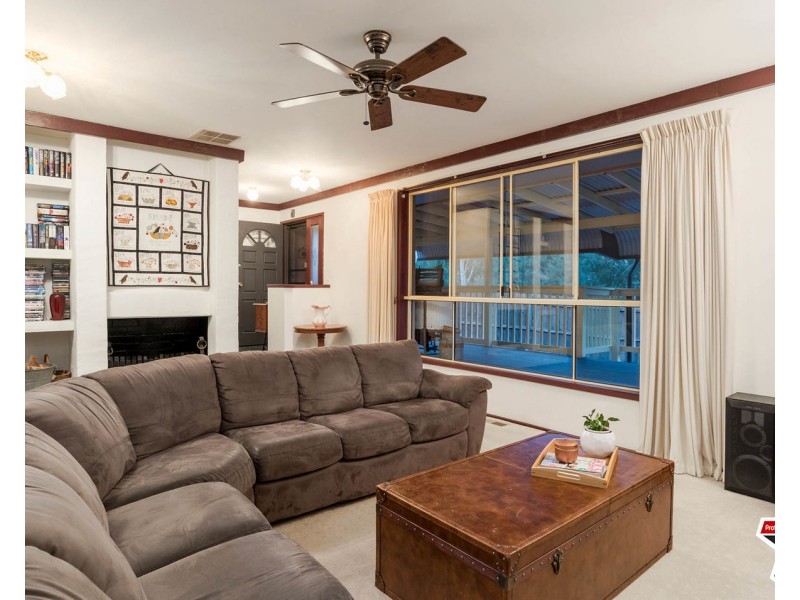 18 Batterbee Drive, Mooroolbark VIC 3138