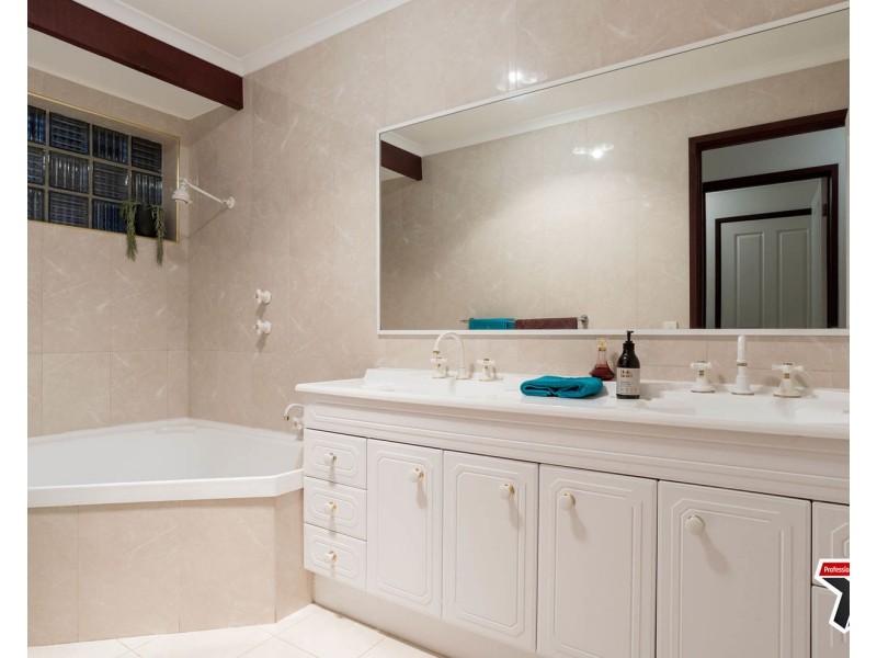 18 Batterbee Drive, Mooroolbark VIC 3138