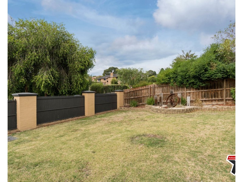 18 Batterbee Drive, Mooroolbark VIC 3138