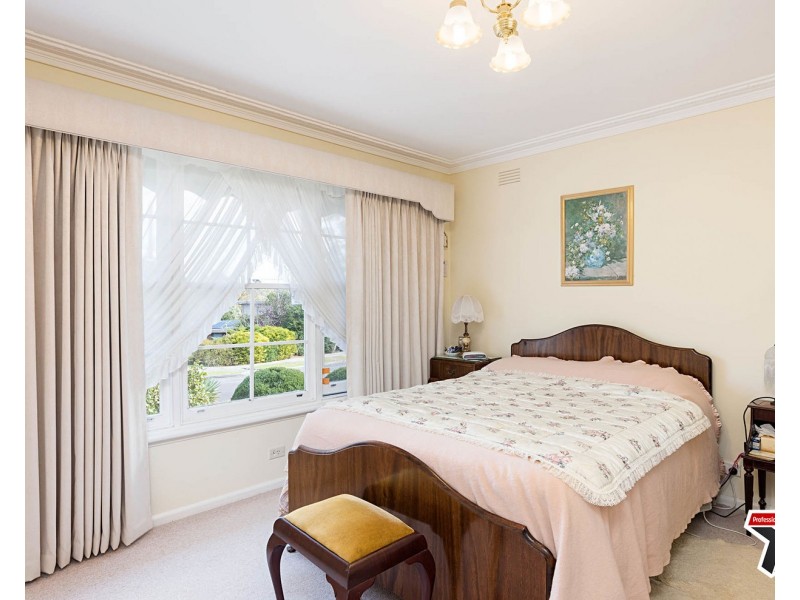 9 Greenville Street, Mooroolbark VIC 3138