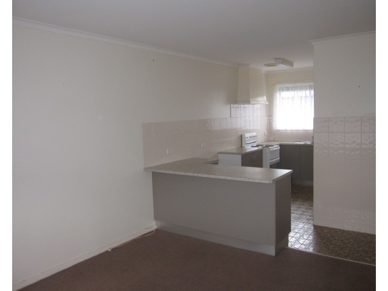 2/33 Hopetoun Avenue, Morwell VIC 3840