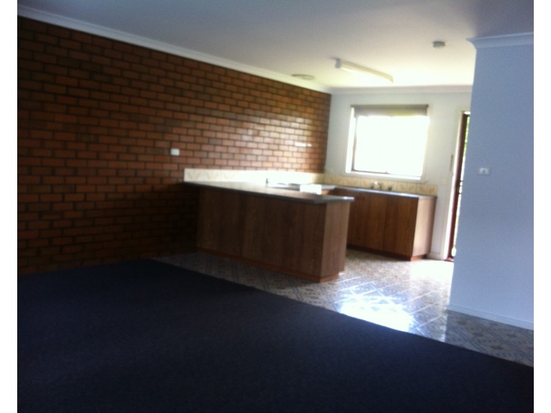 2/11 Hyland Street, Moe VIC 3825
