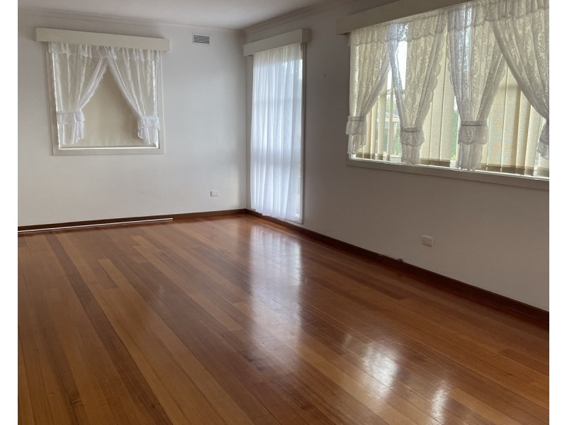 8 Ford Avenue, Newborough VIC 3825