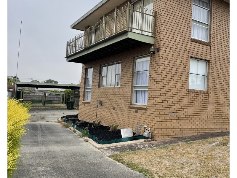 8 Ford Avenue, Newborough VIC 3825