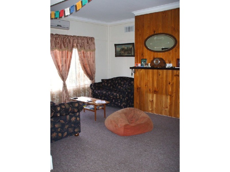 11 Peacock Street, Mirboo North VIC 3871