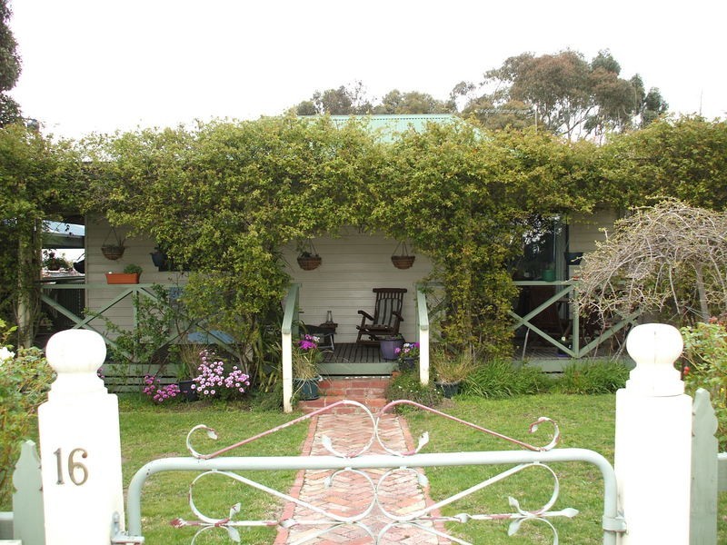 16 Giles Street, Mirboo North VIC 3871