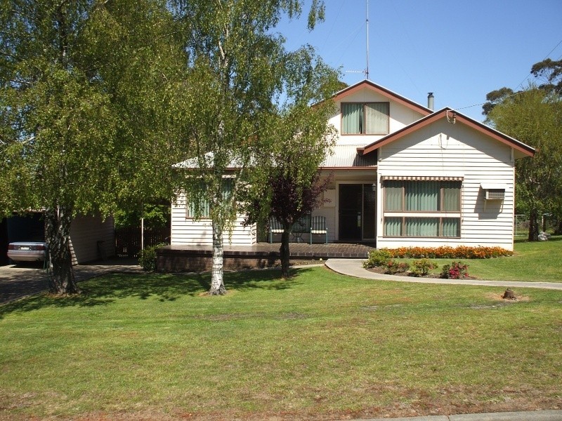 32 Giles Street, Mirboo North VIC 3871