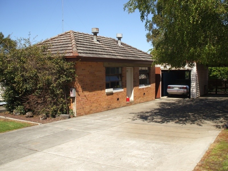 32 Giles Street, Mirboo North VIC 3871