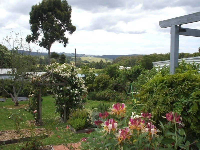 27 Couper Street, Mirboo North VIC 3871