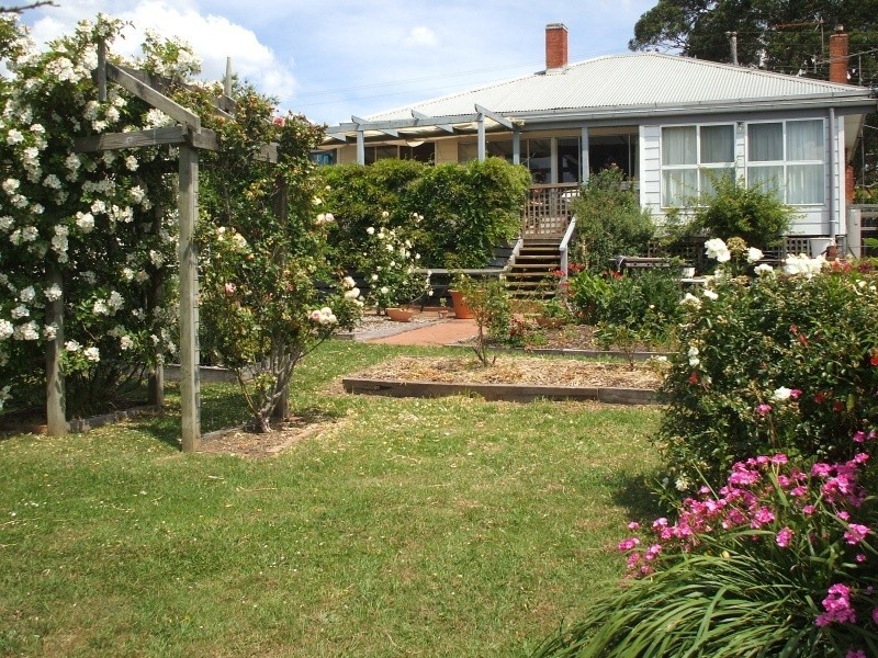 27 Couper Street, Mirboo North VIC 3871