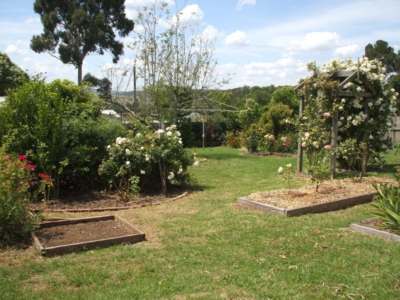 27 Couper Street, Mirboo North VIC 3871