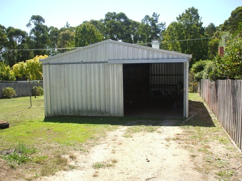 10 Inglis Avenue, Mirboo North VIC 3871