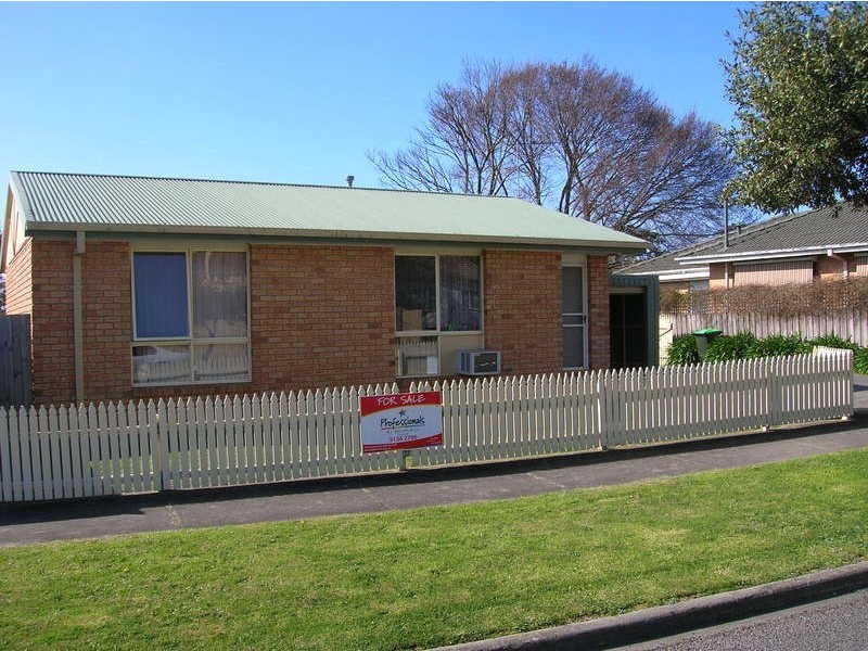 1&2/10 Sinclair Avenue, Morwell VIC 3840