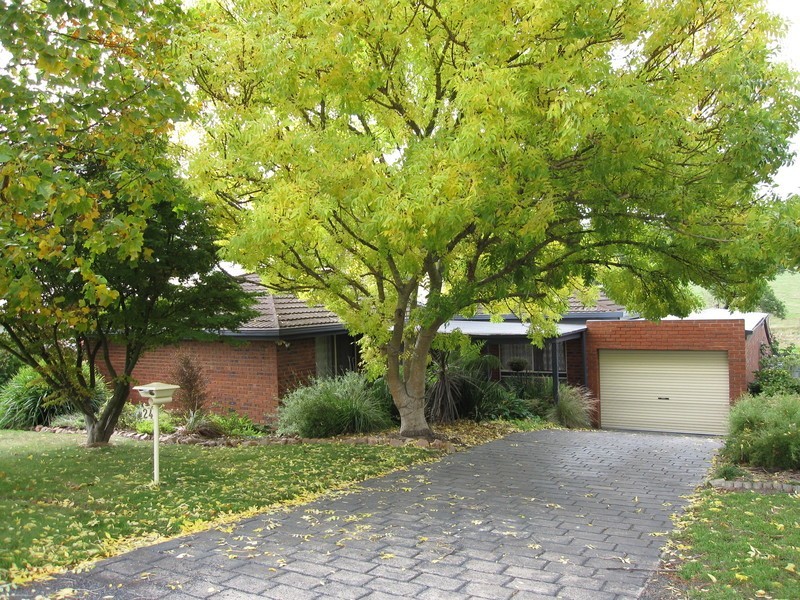 24 Balding Street, Mirboo North VIC 3871