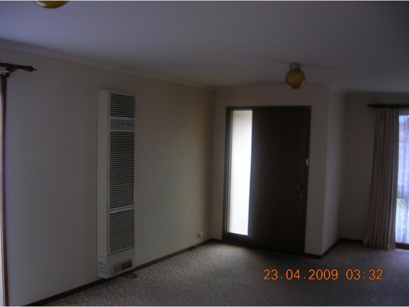 2/11 Auchtelonie Crescent, Churchill VIC 3842