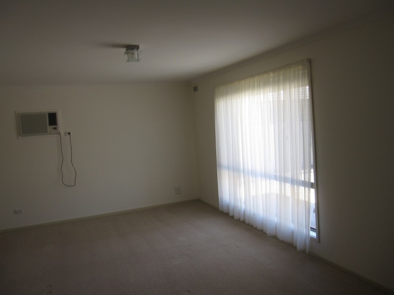 2/70 Bellarine Circuit, Morwell VIC 3840
