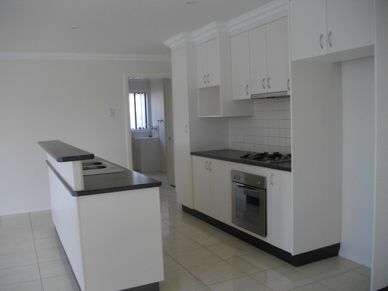 2/9 Carlyle Court, Morwell VIC 3840