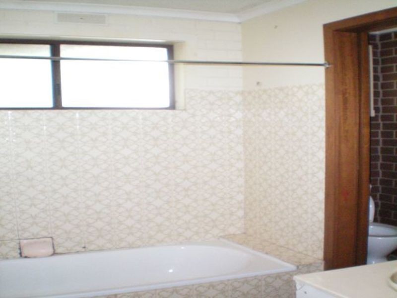 2/2 Gladstone Street, Moe VIC 3825