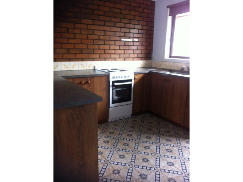 2/11 Hyland Street, Moe VIC 3825