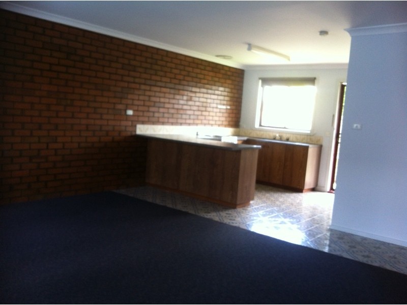 2/11 Hyland Street, Moe VIC 3825