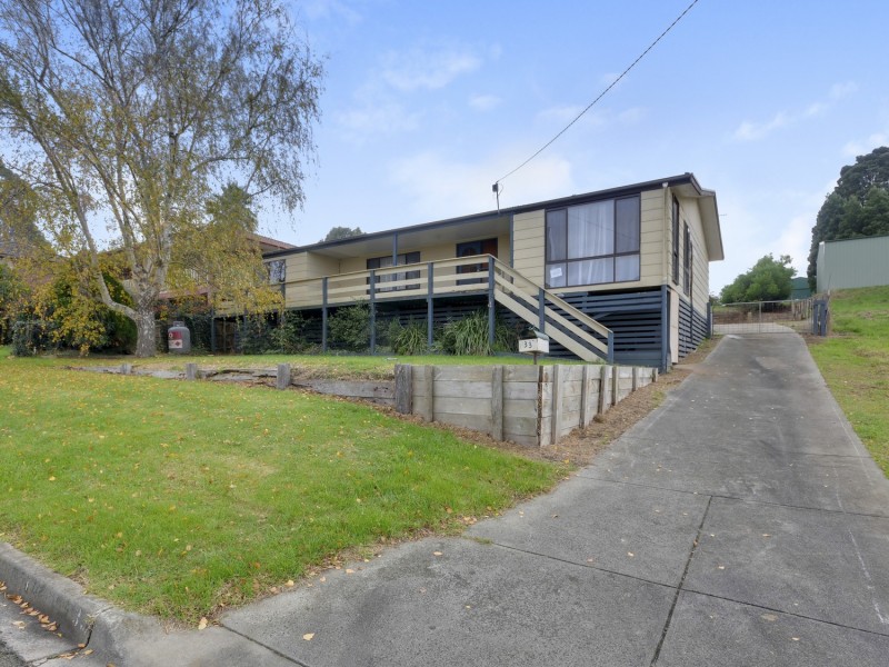 33 Giles Street, Mirboo North VIC 3871