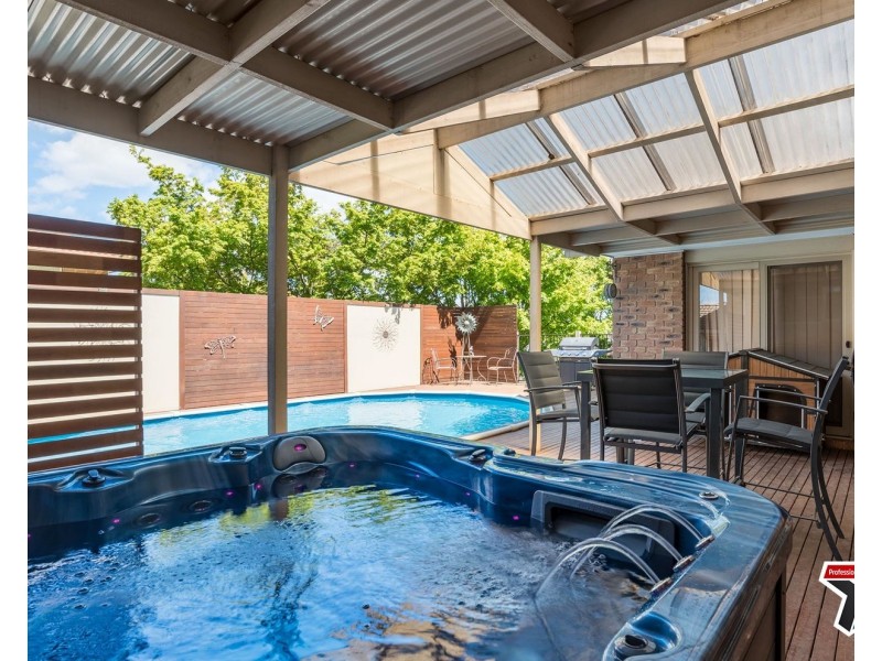 2 Summerhill Park Drive, Mooroolbark VIC 3138