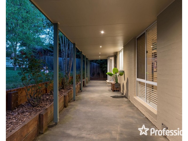 22 Edmond Crescent, Wandin North VIC 3139