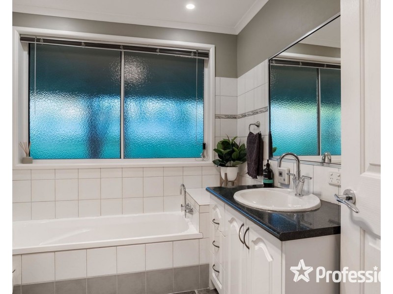 22 Edmond Crescent, Wandin North VIC 3139