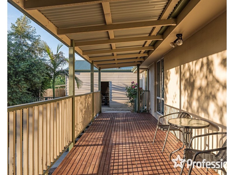 22 Edmond Crescent, Wandin North VIC 3139