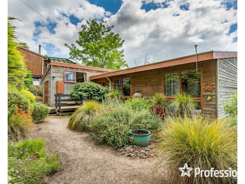 18 Sycamore Grove, Mount Evelyn VIC 3796