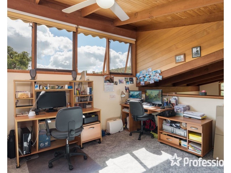 18 Sycamore Grove, Mount Evelyn VIC 3796