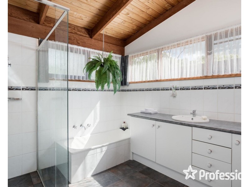 18 Sycamore Grove, Mount Evelyn VIC 3796