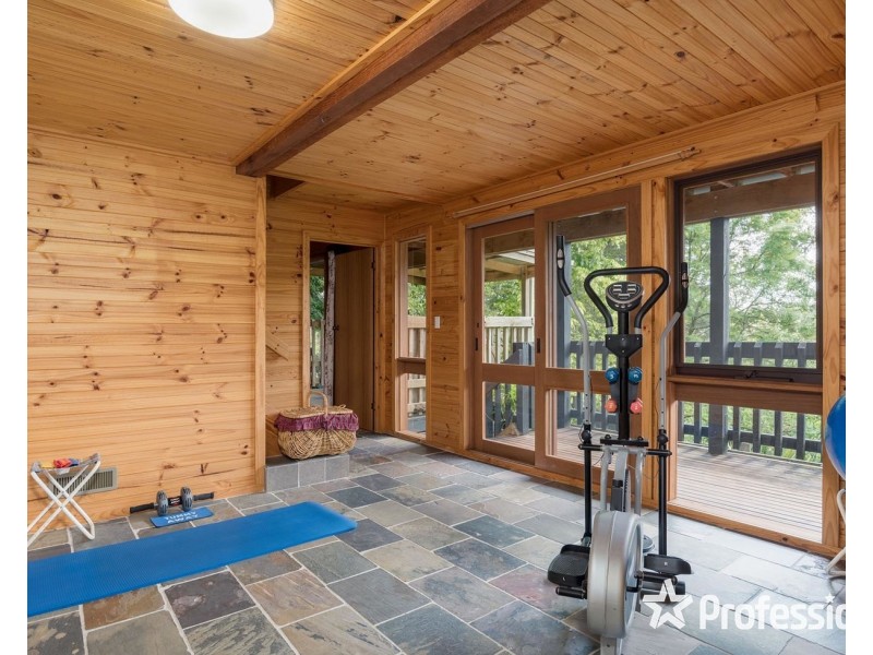 18 Sycamore Grove, Mount Evelyn VIC 3796