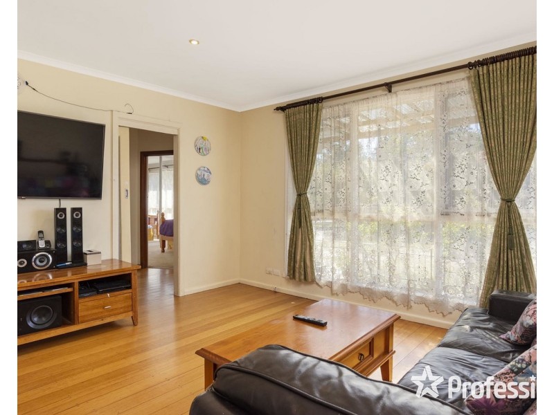 8 Wordsworth Street, Mooroolbark VIC 3138