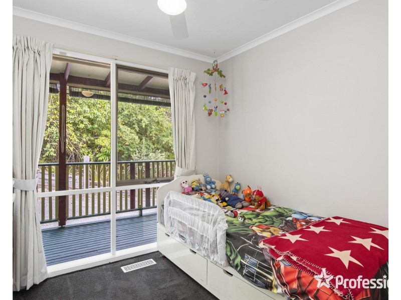 7 Edmond Crescent, Wandin North VIC 3139