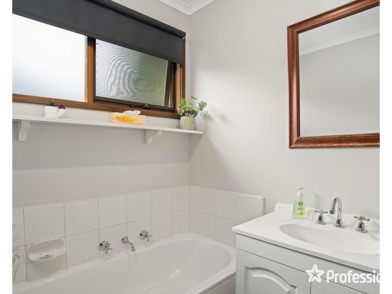 7 Edmond Crescent, Wandin North VIC 3139