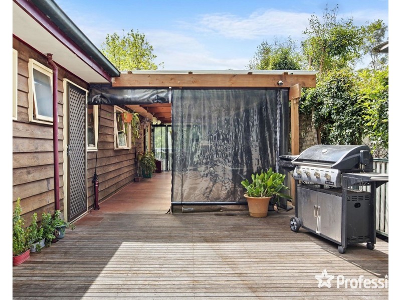 7 Edmond Crescent, Wandin North VIC 3139