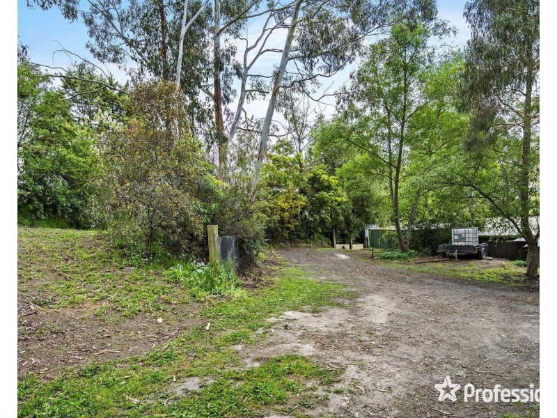 7 Edmond Crescent, Wandin North VIC 3139